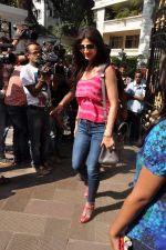 Shilpa Shetty snapped at Sanjay Dutt_s house in Mumbai on 24th March 2013 (54).JPG